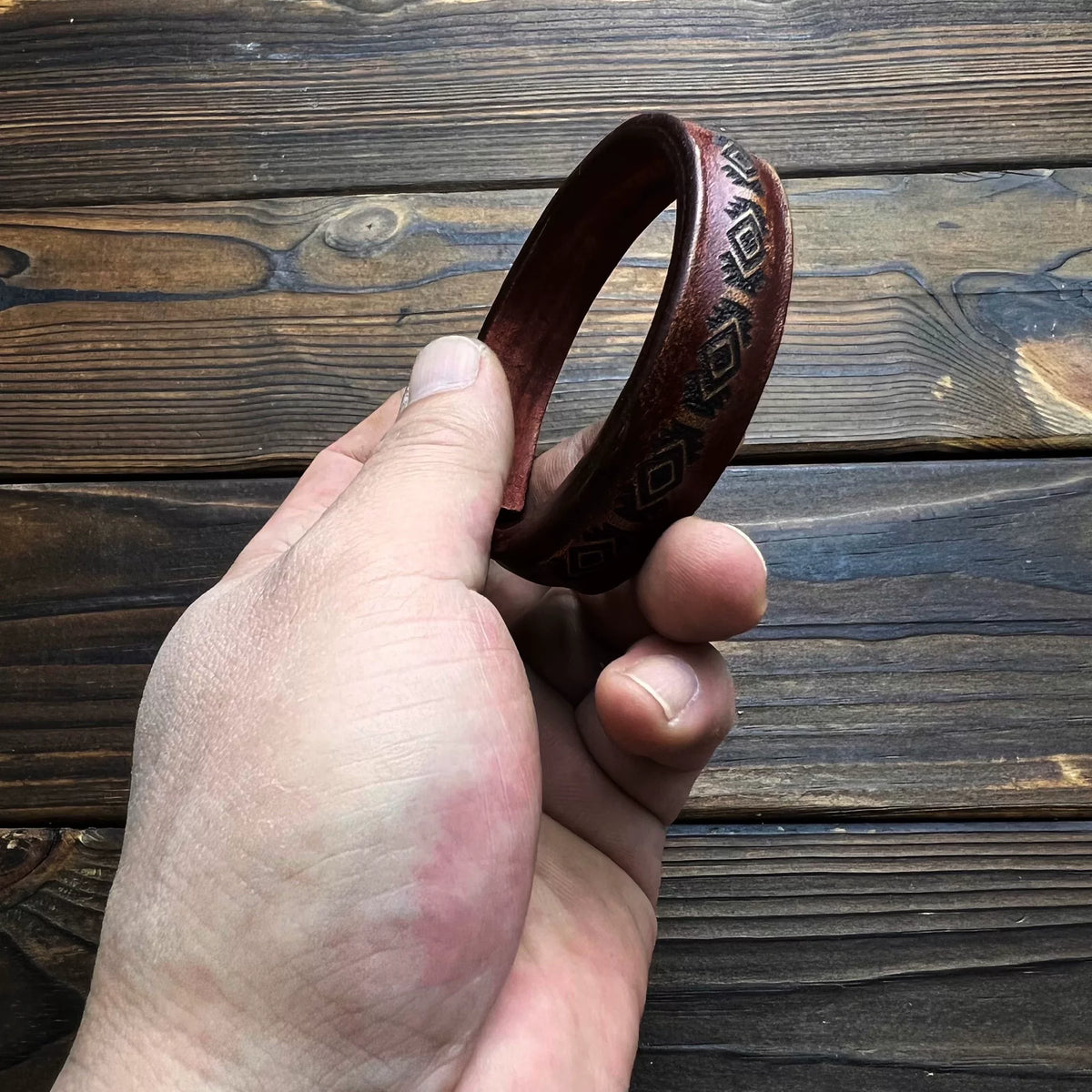 Pulsera de cuero de puño ancho con diseño geométrico Navajo