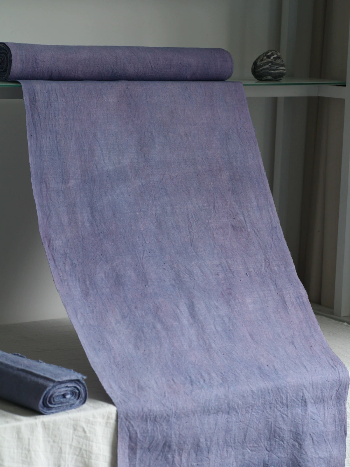 Tissu de coton tissé à la main violet grisâtre teinté végétement