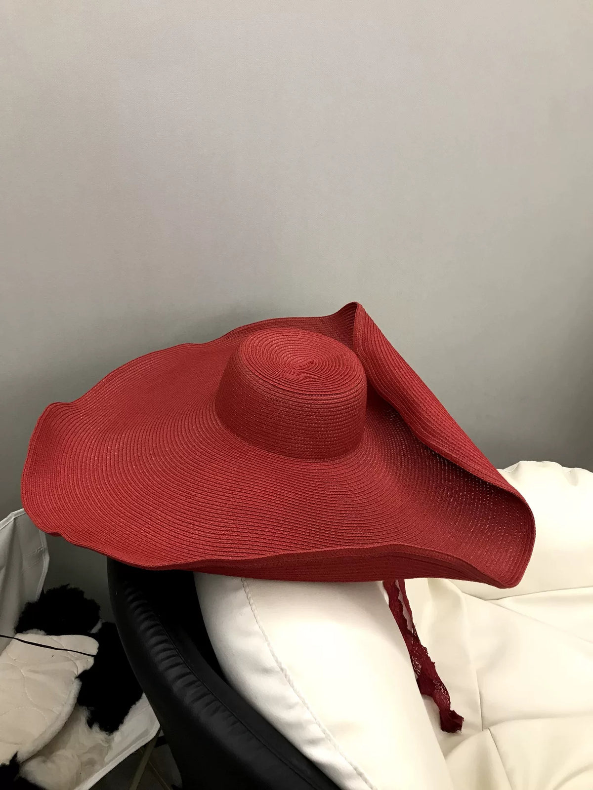 Sombrero de sol de paja rojo de ala ancha