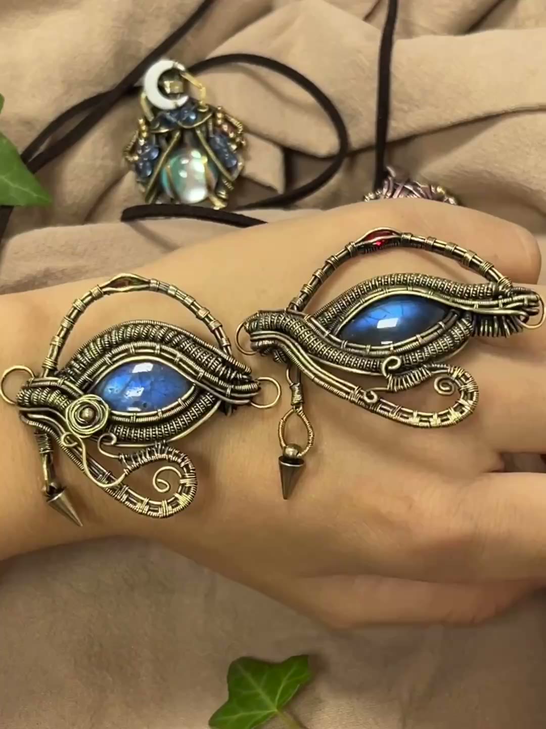 Pendent œil d'Horus en fil de cuivre