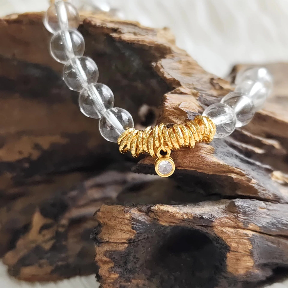 Bracelet en perles de quartz clair avec accents dorés