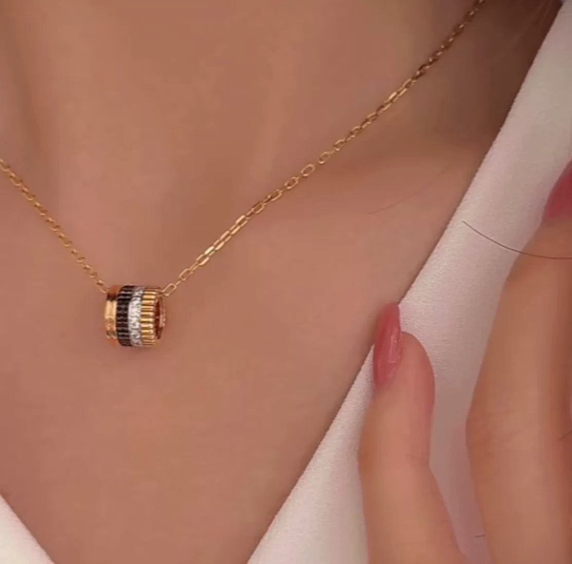 Collier pendentif en céramique plaqué or trois tons
