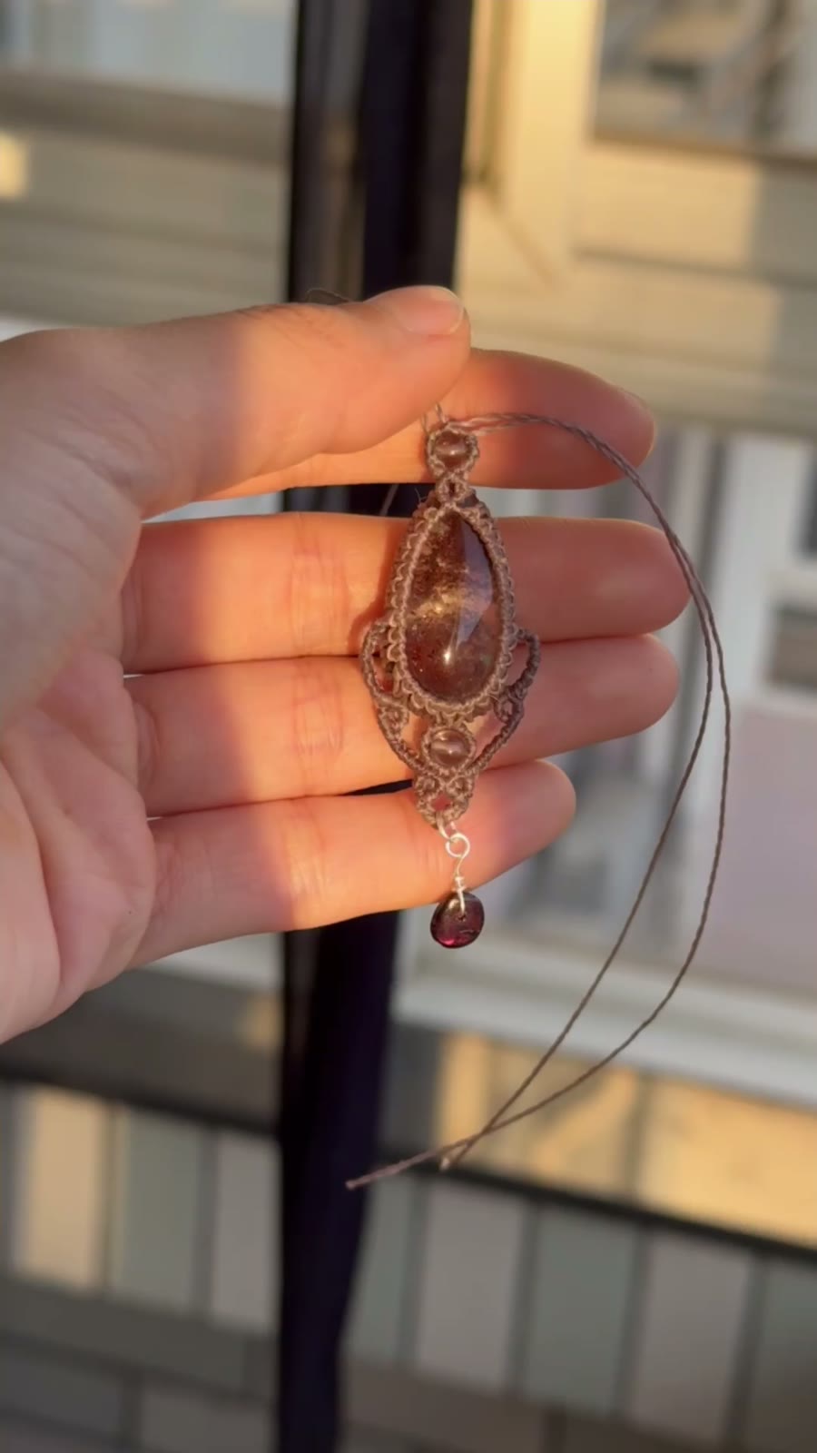 Collana con Pendente in Macramé e Quarzo Phantom Rosso