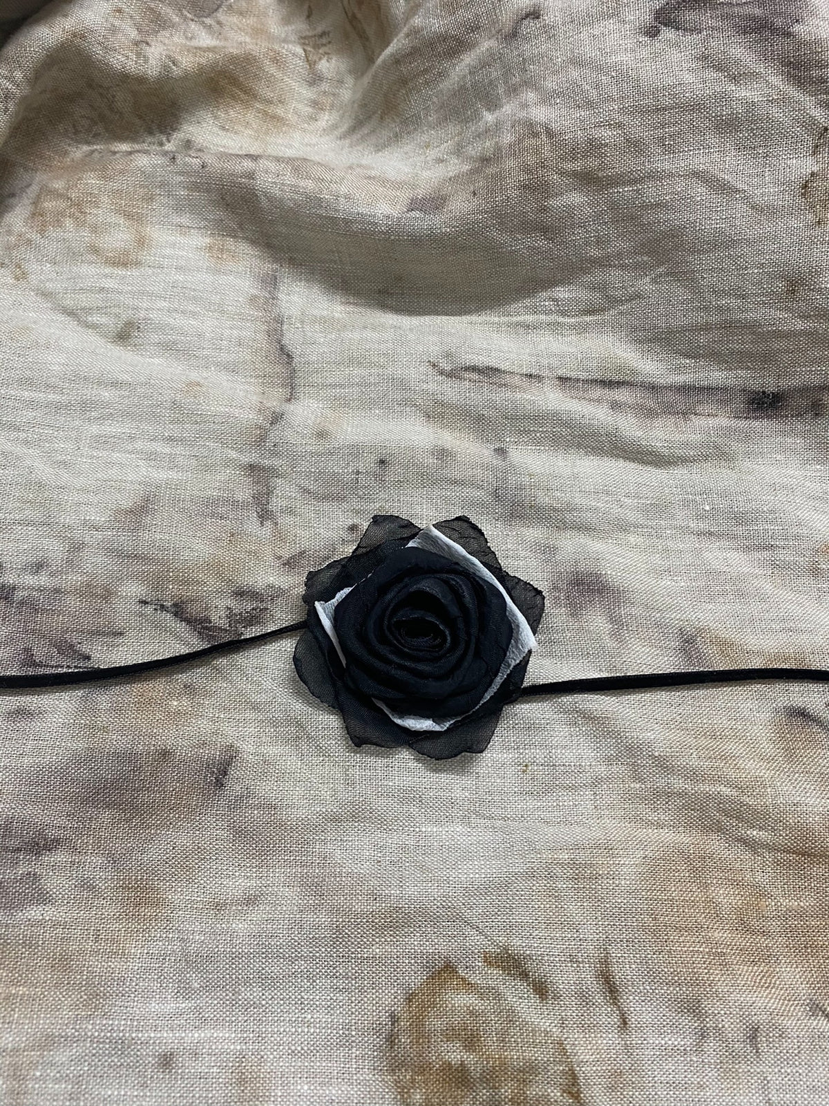 Collier-choker artisanal rose noire