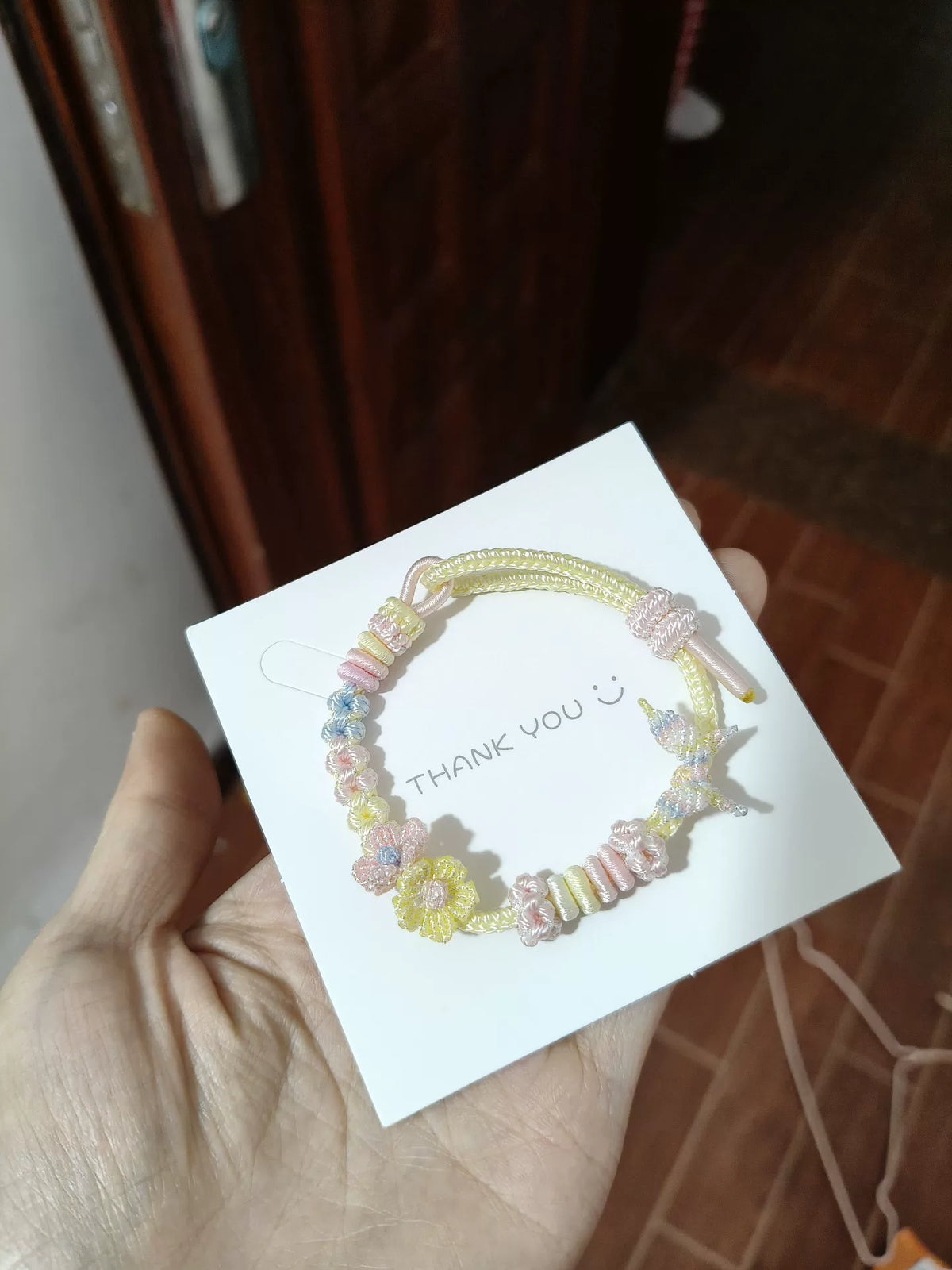 Handgewebtes Armband in Rosa-Gelb-Blau-Gradient mit Schmetterlings-Charm