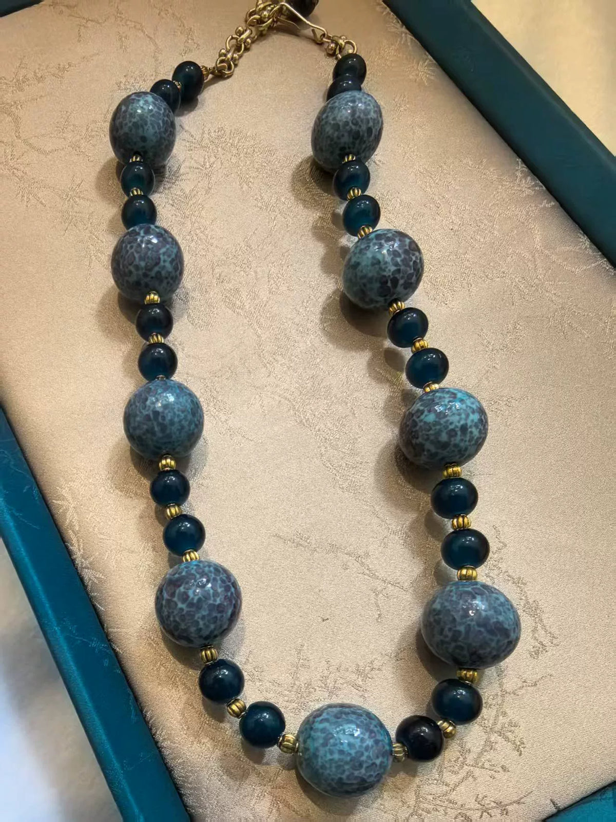 Collana con perle in vetro Blue Frog Skin