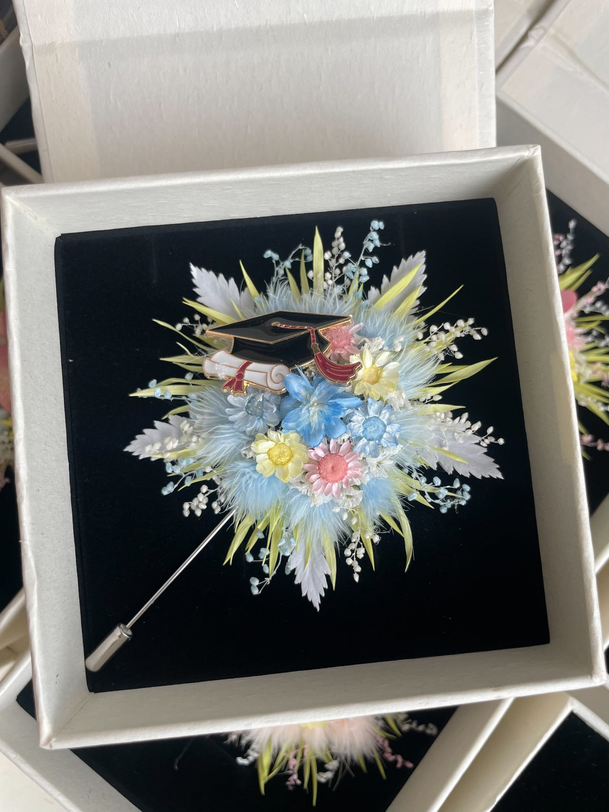 Broche de Boné de Finalista com Flores Azuis Preservadas