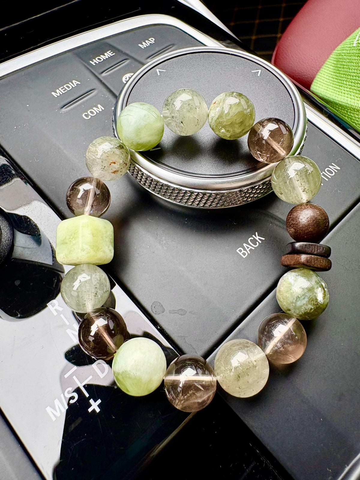 Pulseira Artesanal de Contas de Quartzo Verde com Pedras