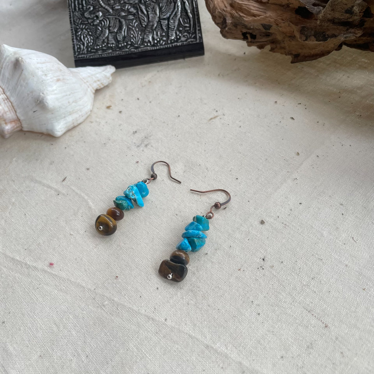 Boucles d'oreilles pendantes turquoise bleue et œil de chat