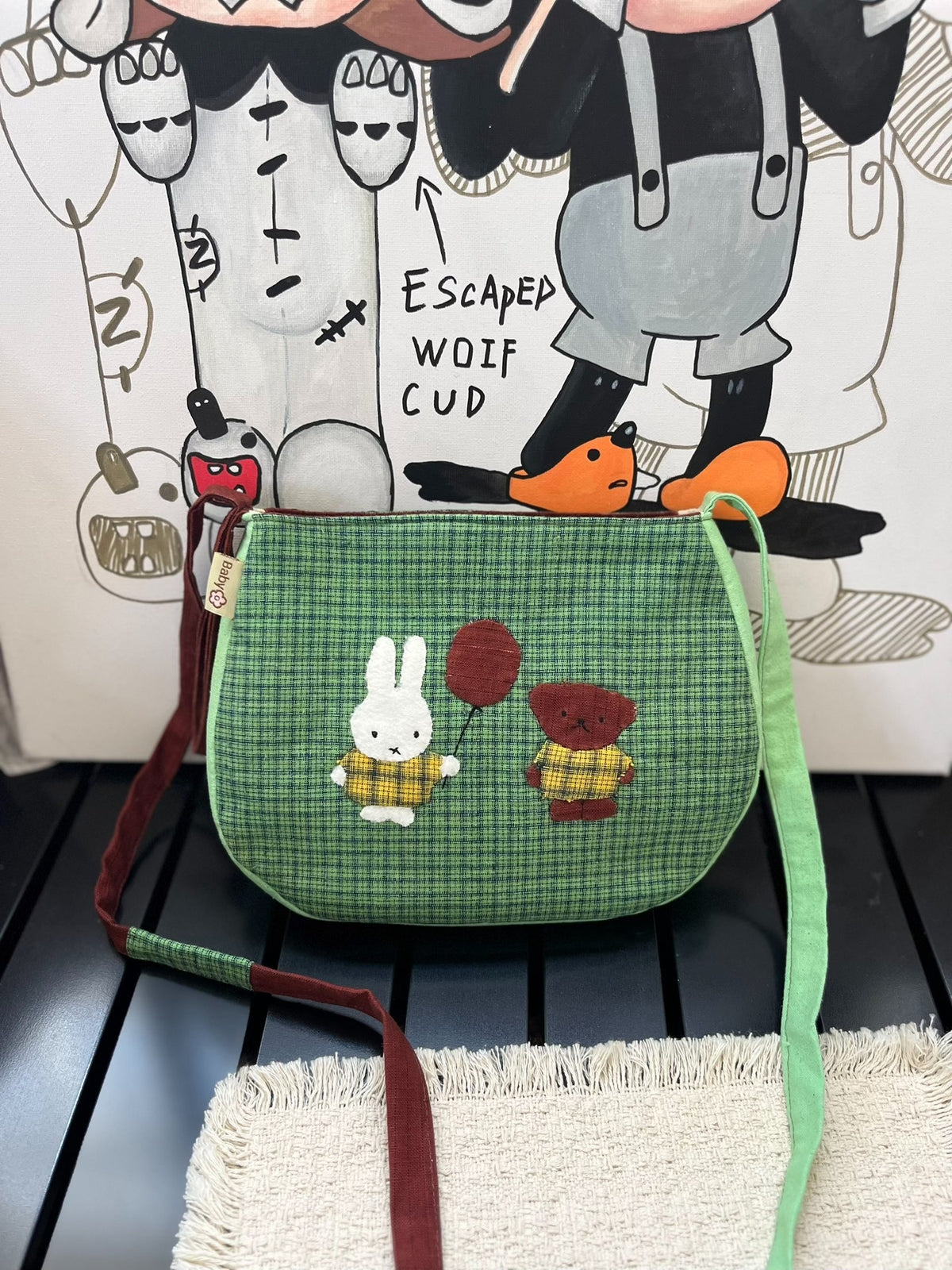 Bolso bandera de algodón tejido a mano con appliqué de conejo