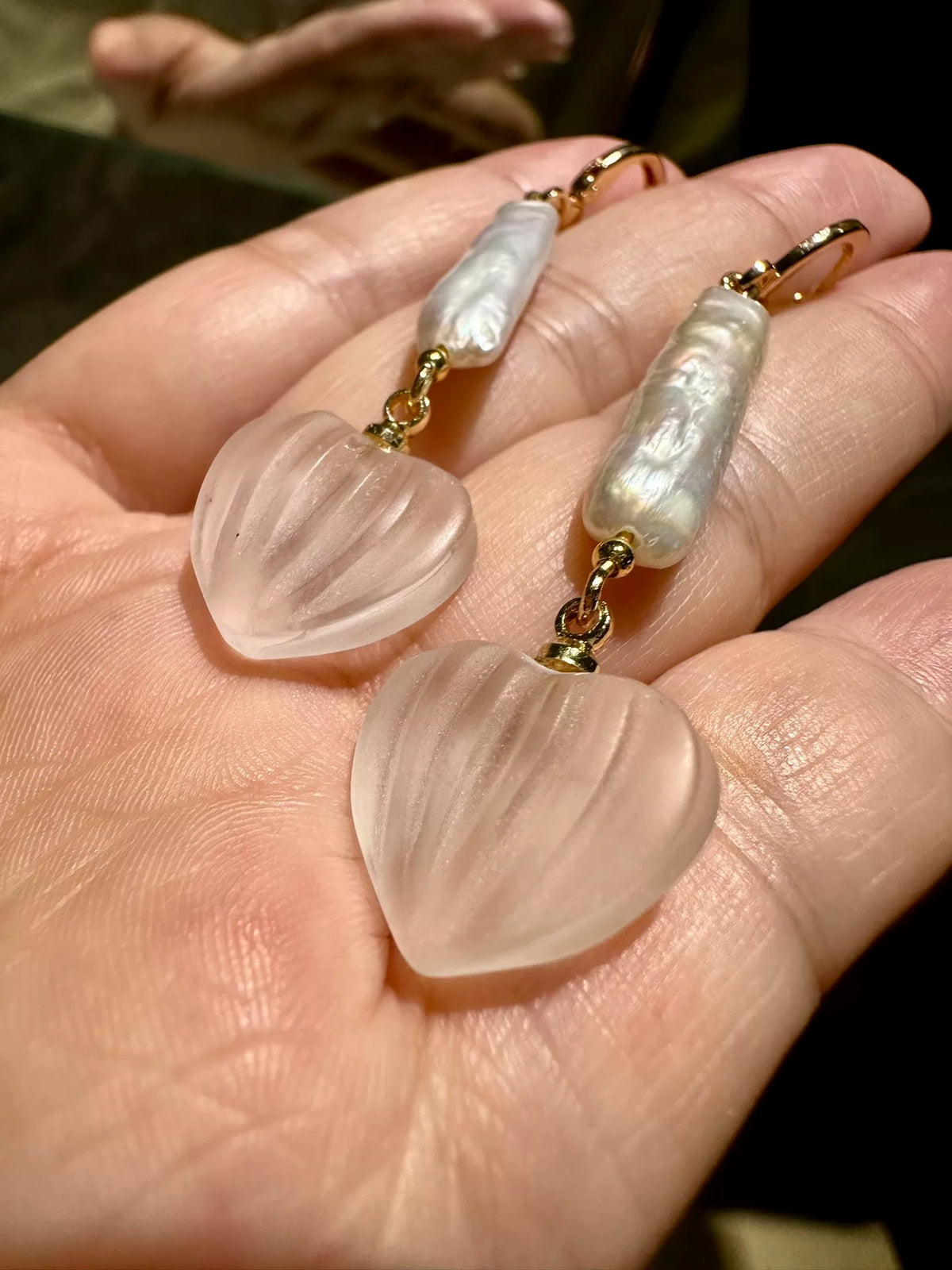 Brincos de Argola com Coração de Cristal e Pérola Dourado
