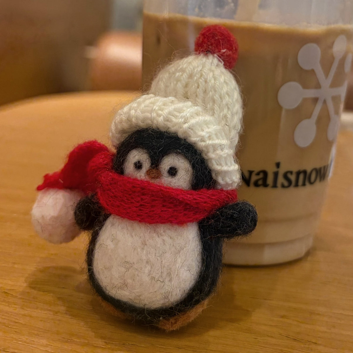Weihnachtsanhänger Pinguin aus nadelgefilzter Wolle