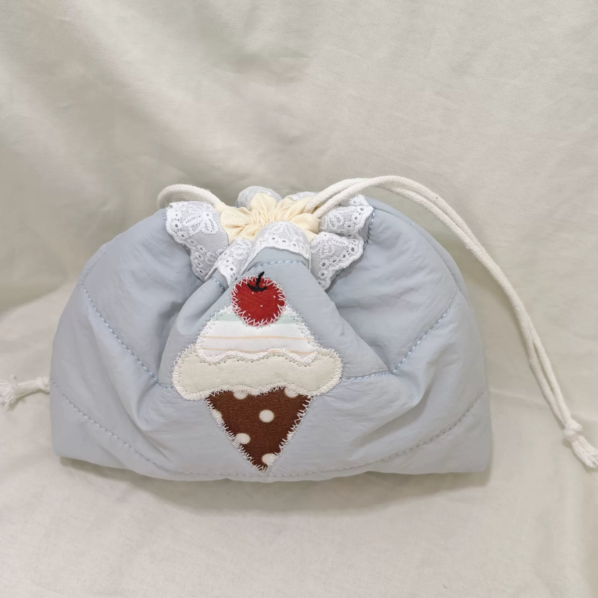 Pochethette matelassée faite main bleu pâle