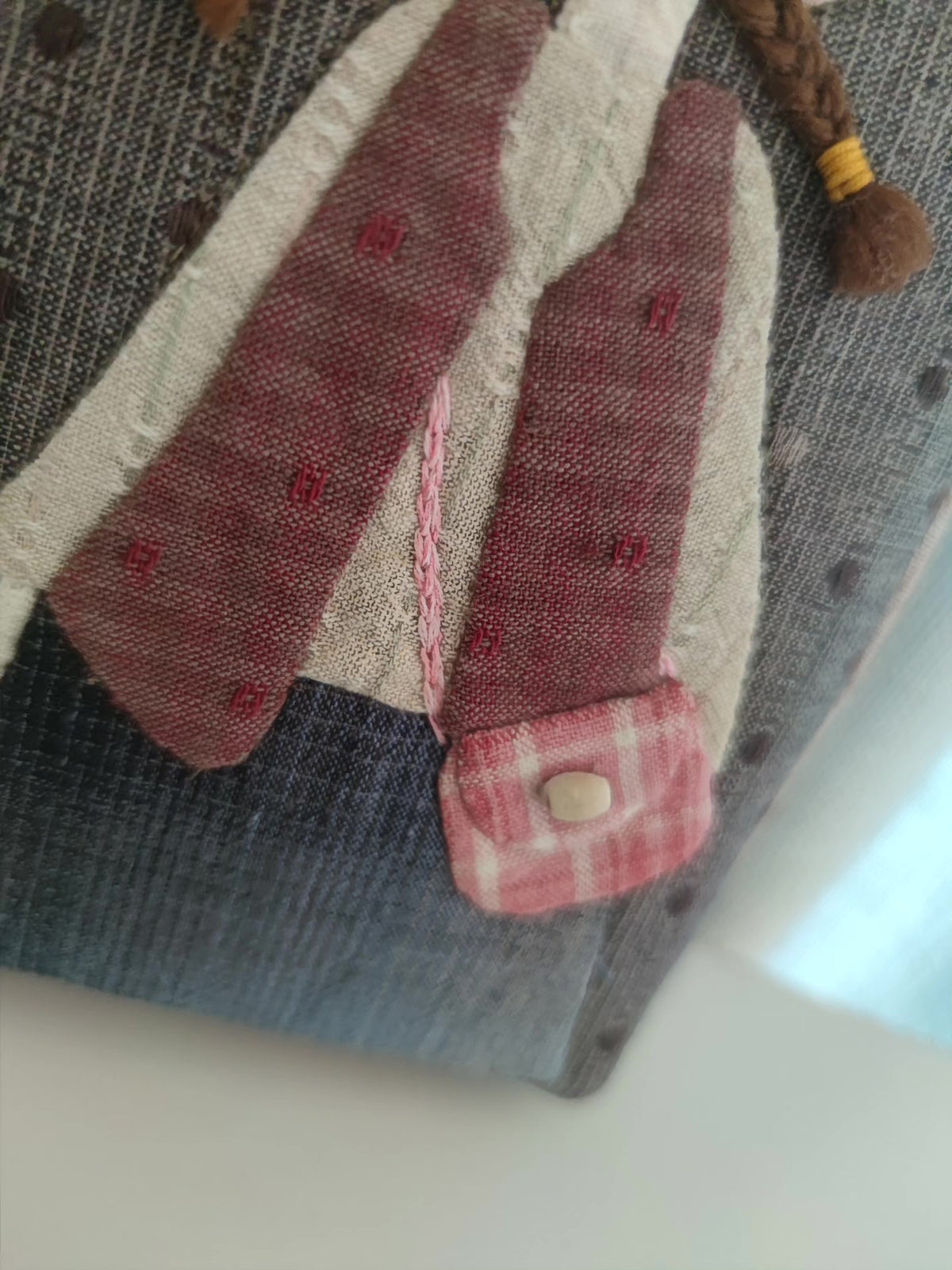 Bolsa de telemóvel em patchwork com aplicação de menina, feita à mão