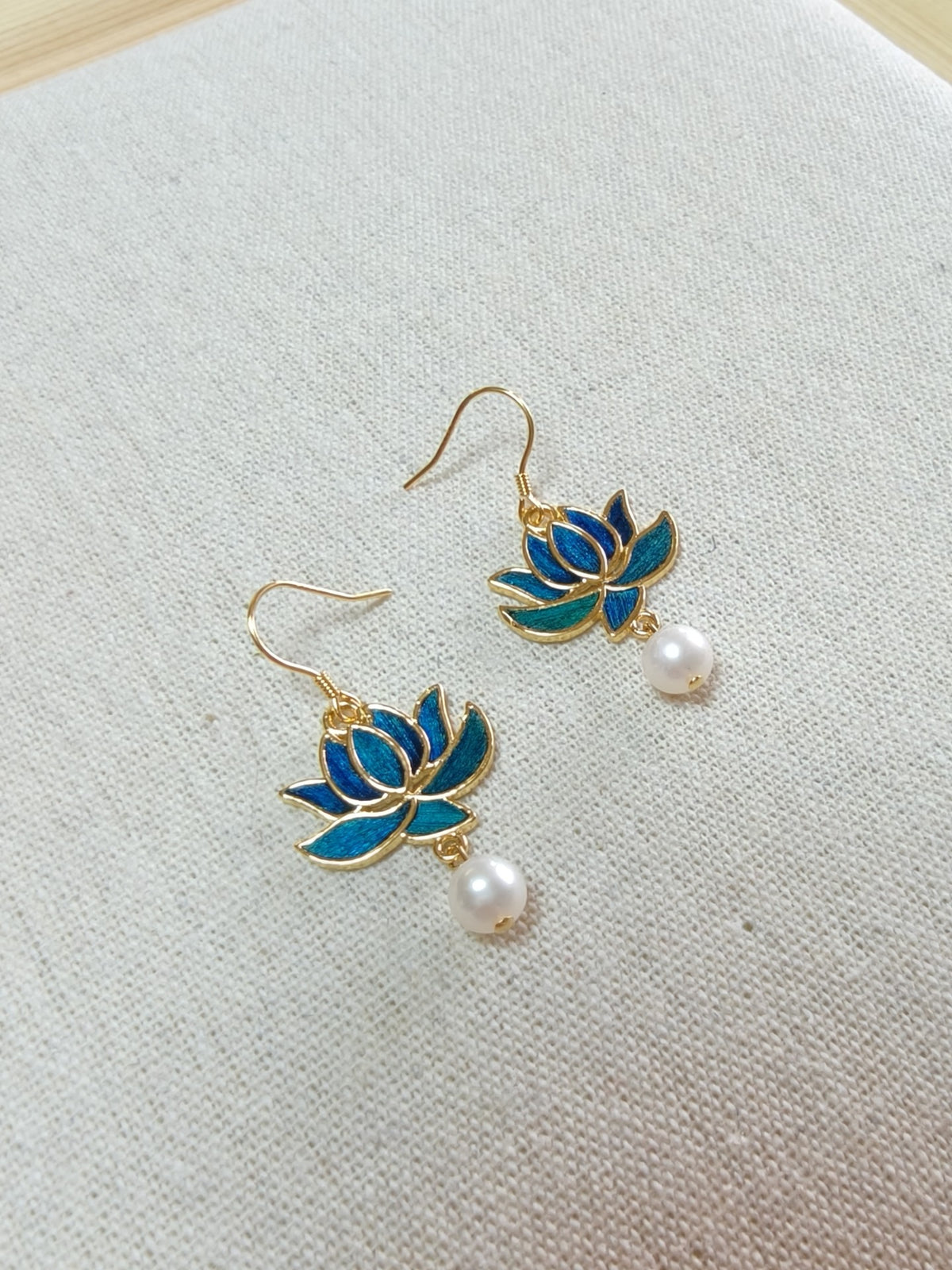 Pendientes de Loto con Pluma de Pavo Real y Perla