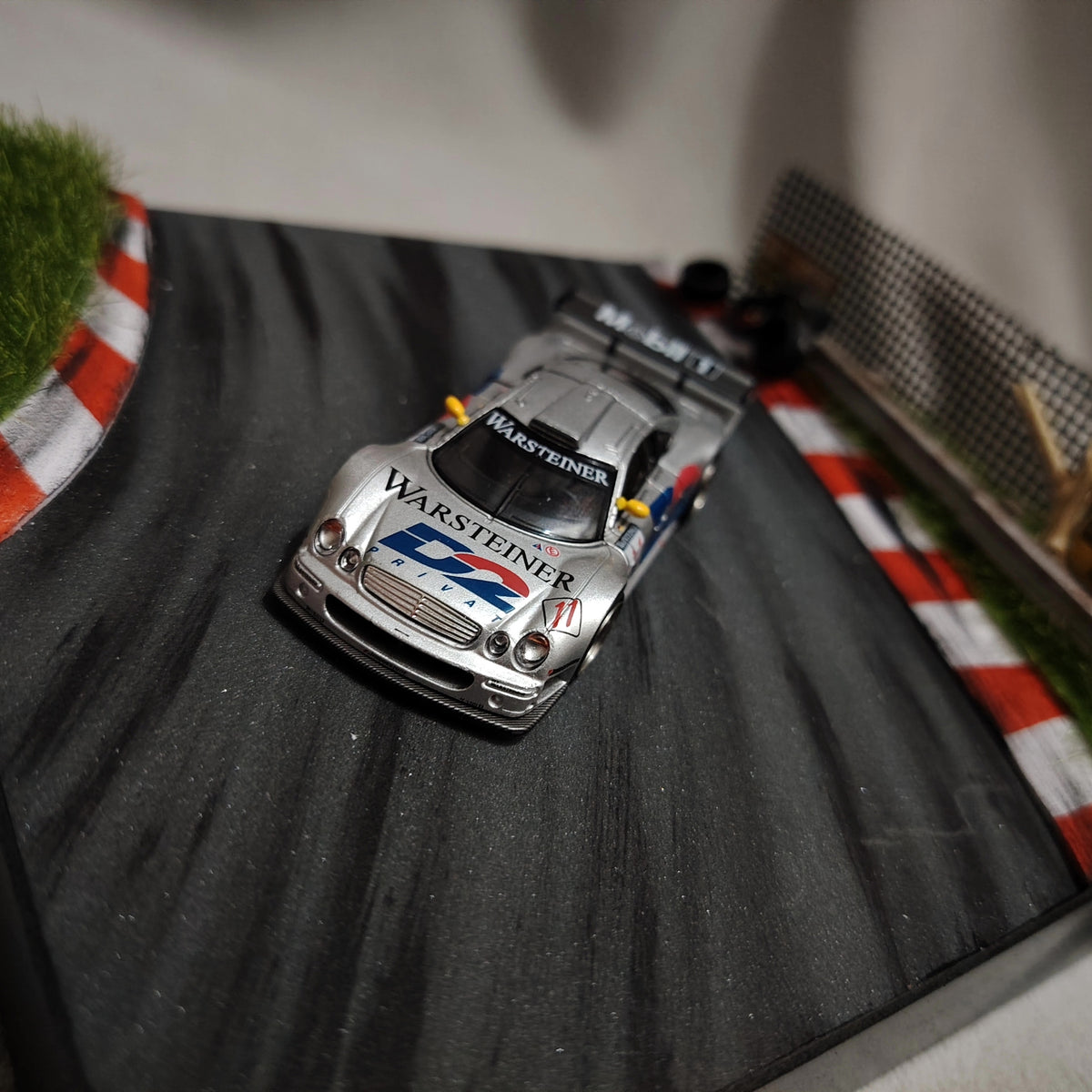Base de diorama de circuit de course artisanale à l'échelle 1:64