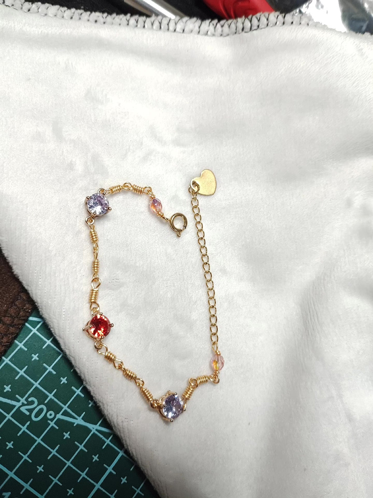 Gold-filled armband met draadwerk en kristallen