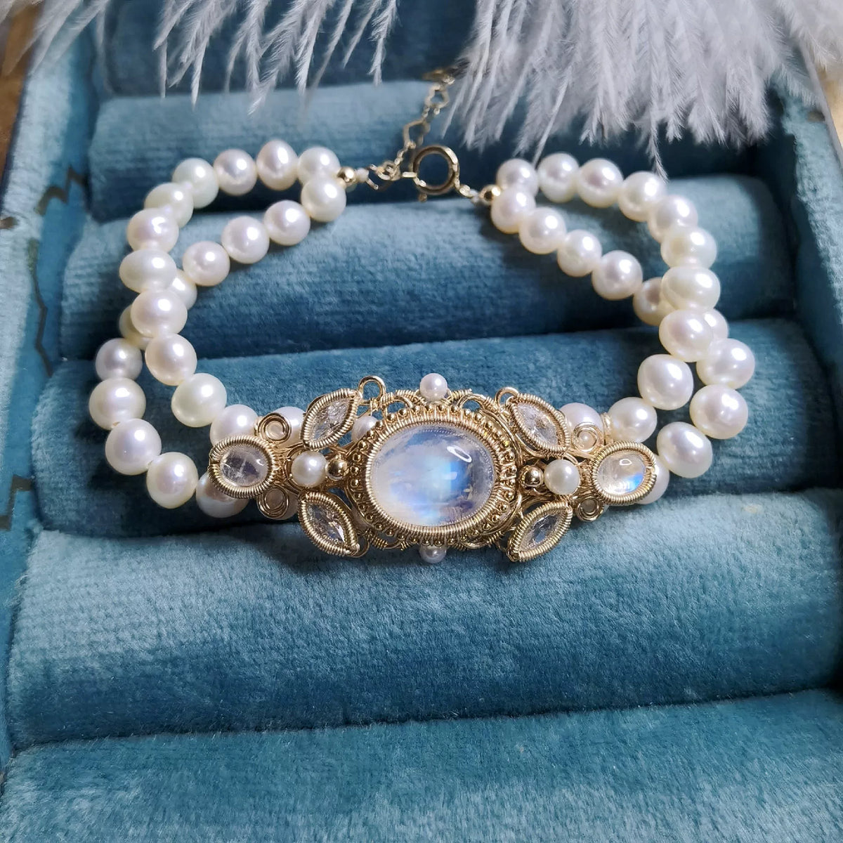 Handgemaakte armband met maansteen en parels