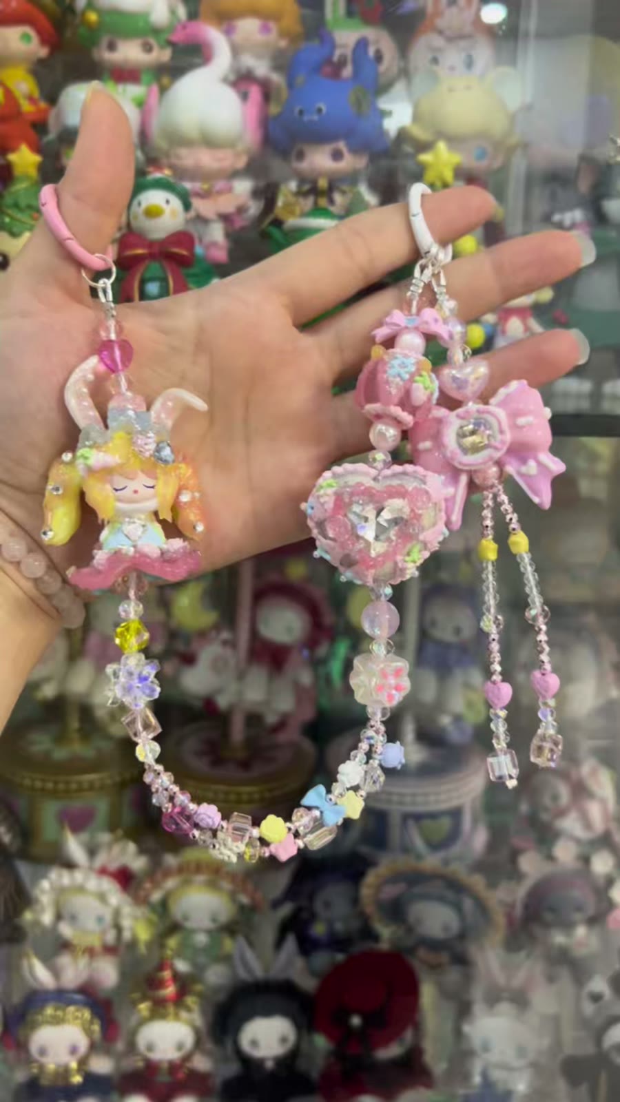Taschenanhänger mit rosaem Hasenmäd und Kristallsteinen