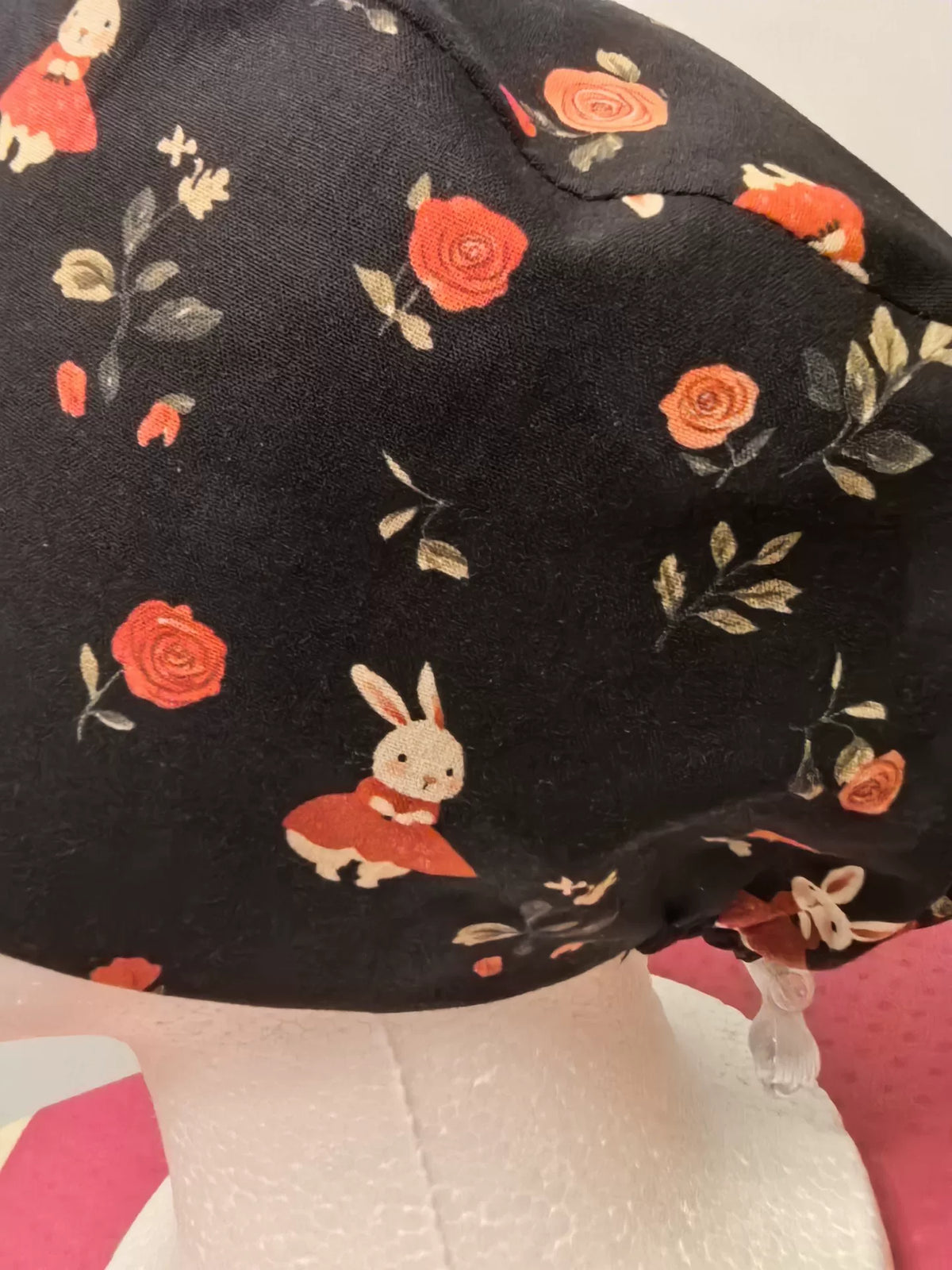 Gorro Quirúrgico de Algodón con Estampado Floral y Conejos Negros