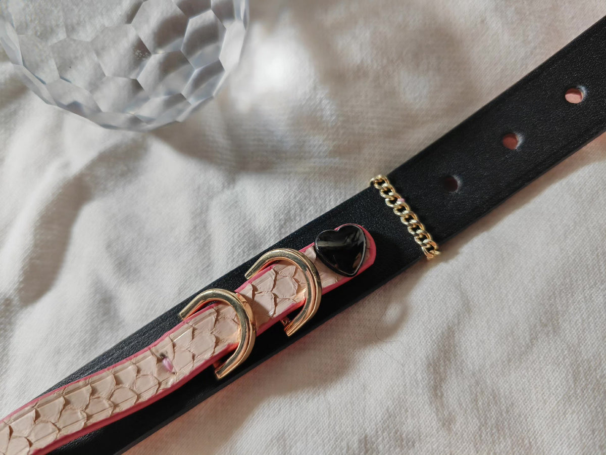 Tvålagers choker i svart läder med rosa ormskinn