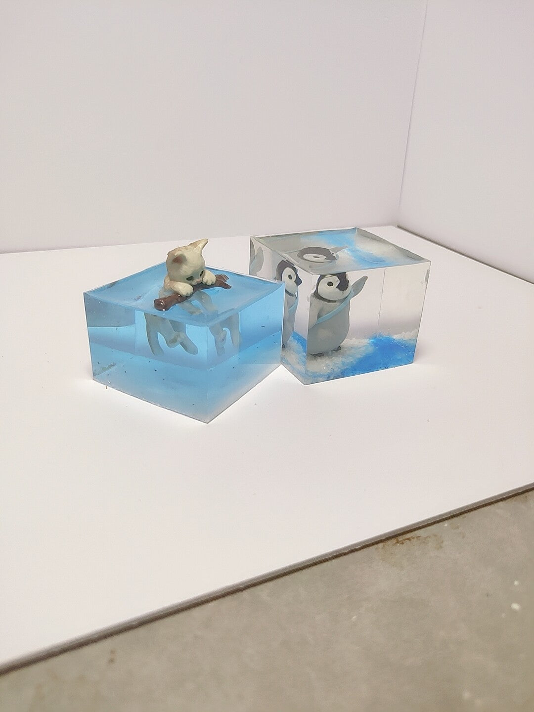 Ensemble de figurines en cube de résine chat et pingouin
