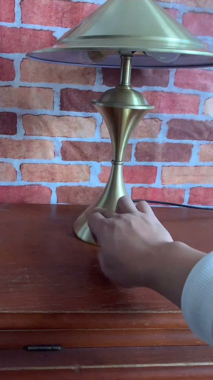 Candeeiro de Mesa em Metal e Latão Vintage