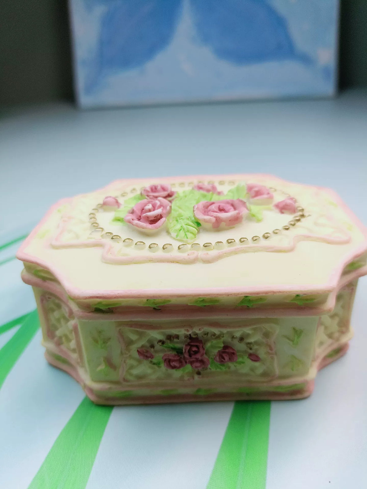 Silicone Floral Lidded Box Cream