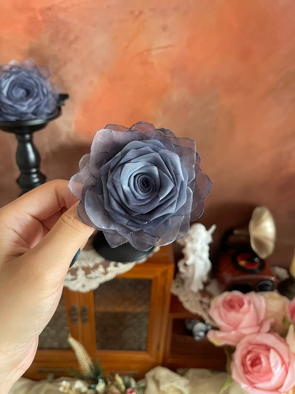 Accessorio per Capelli con Rosa in Tessuto e Molletta a Becco Handmade