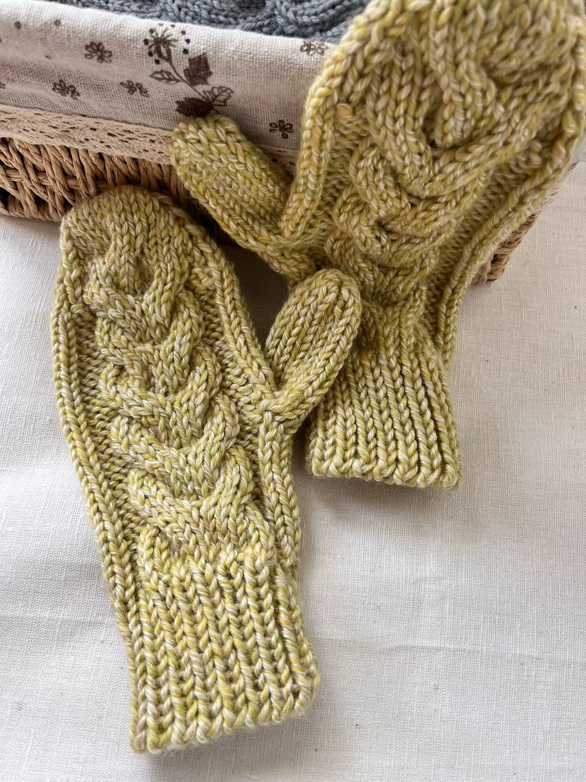 Handgestrickte Zopf-Handschuhe aus reiner Wolle