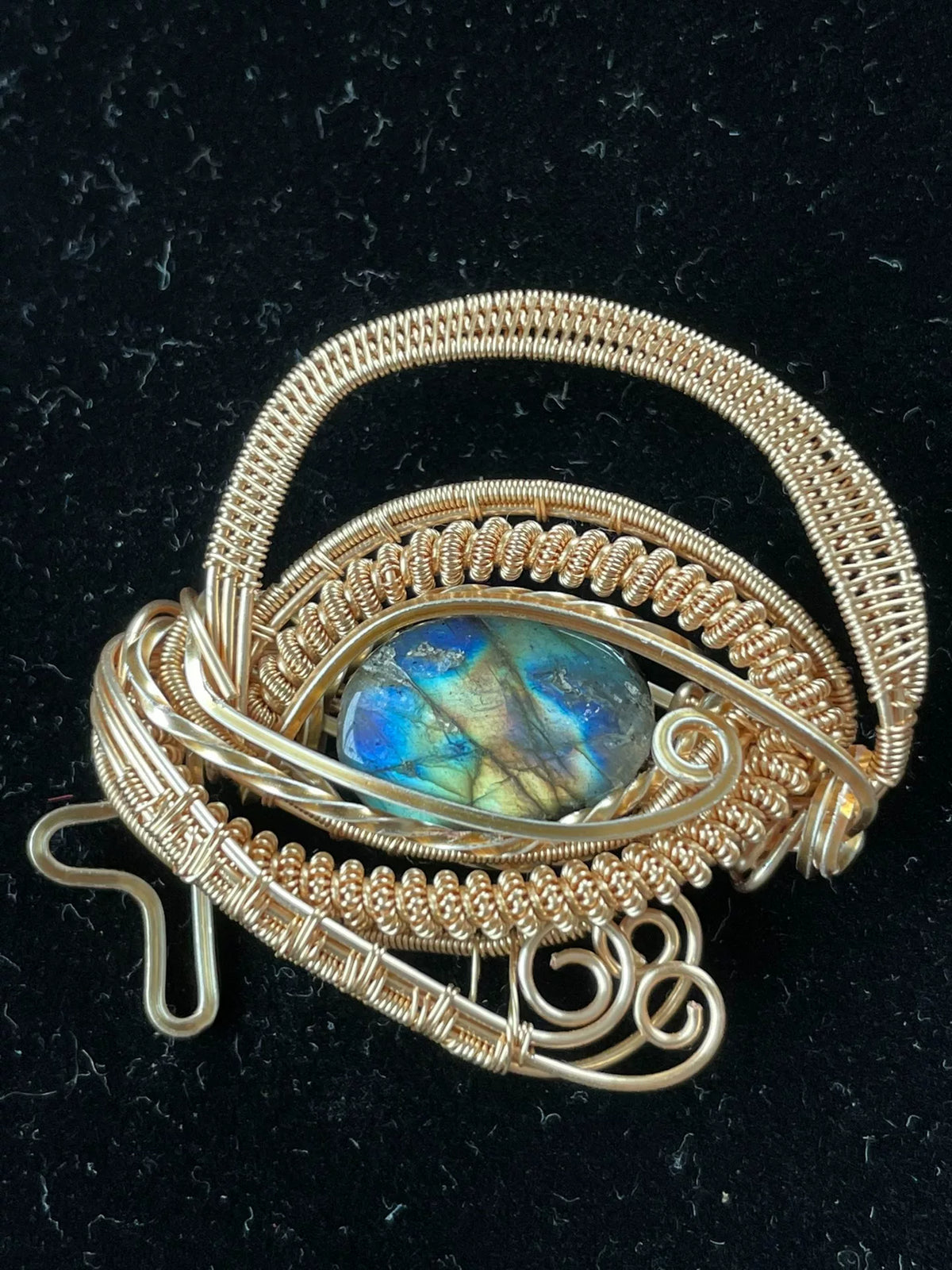 Pendentif Œil d'Horus en labradorite et fil torsad