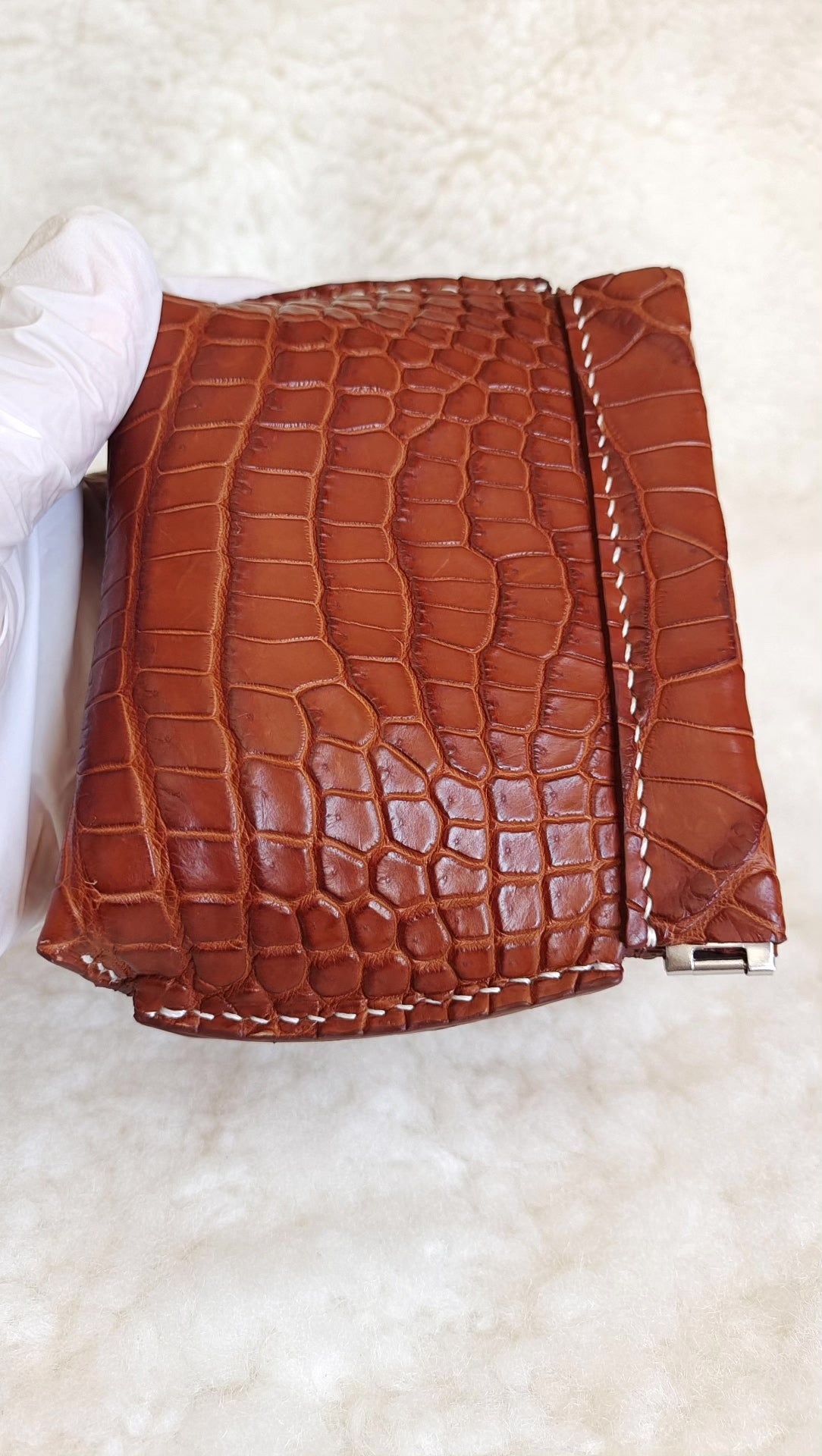 Custodia artigianale in pelle di coccodrillo per noci