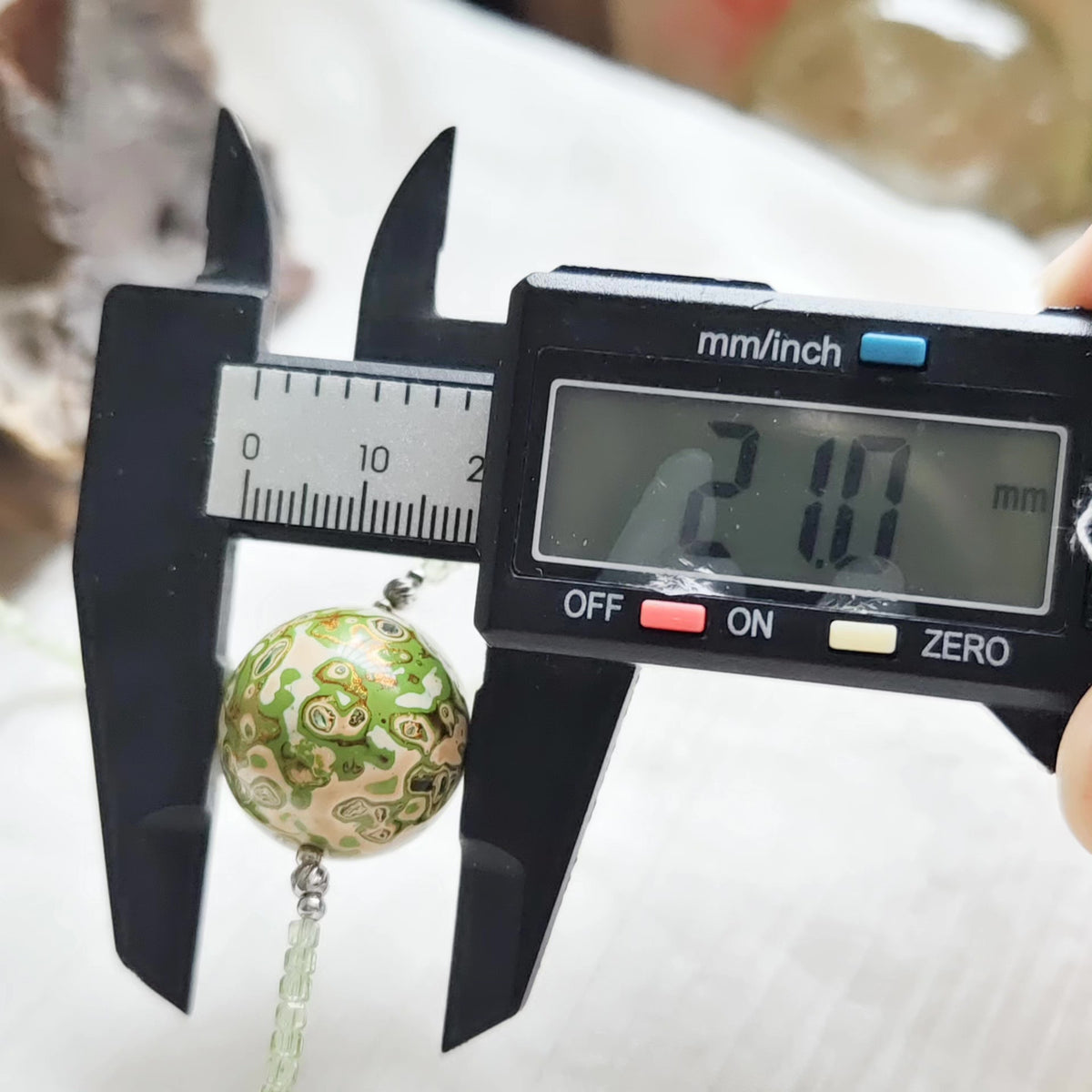 Colar de Peridoto com Conta de Laca Feito à Mão