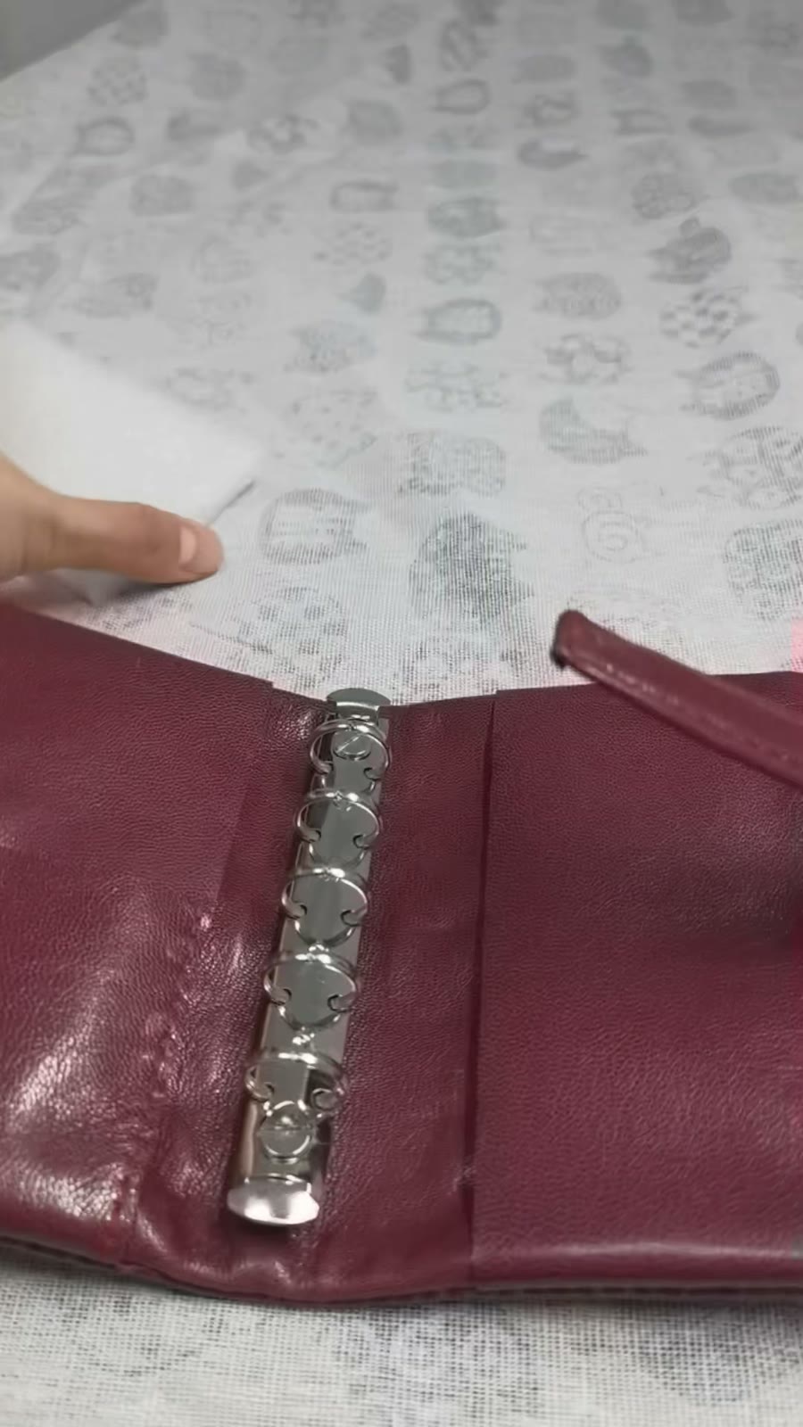 Raccoglitore ad anelli in pelle di capra cerata oxblood