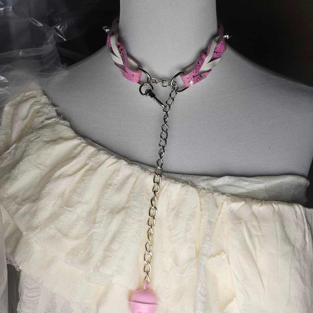 Choker Trançado de Couro Rosa e Padrão Cobra