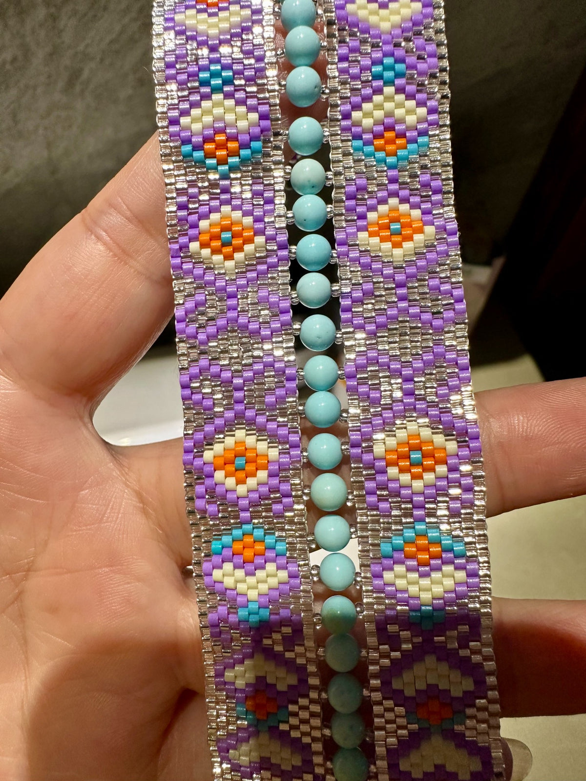 Bracciale Largo con Perline Geometriche Viola