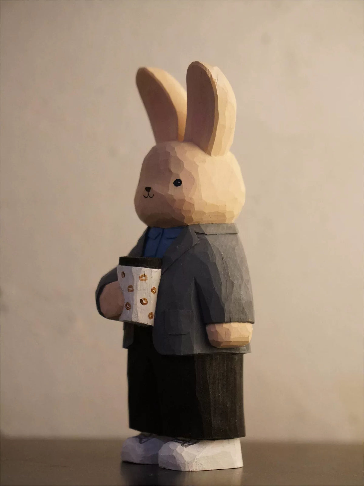 Handgeschnitzte Lindenholz-Hasenfigur mit Kaffeetasse