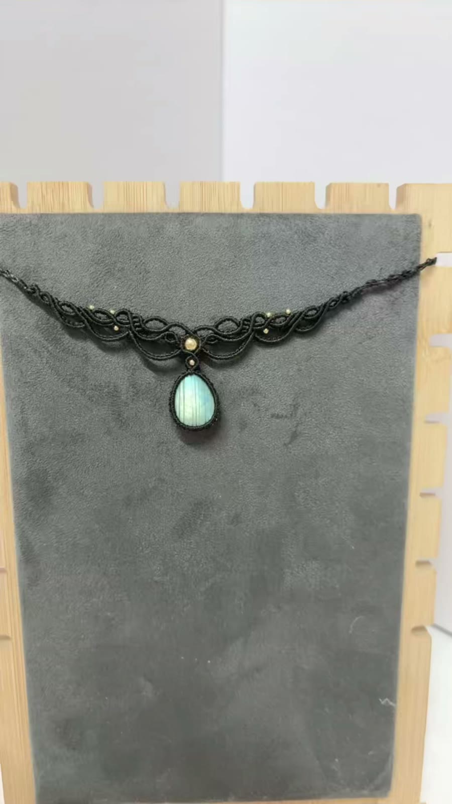 Collana Choker in Macramé Nero Intrecciata a Mano con Ciondolo in Labradorite