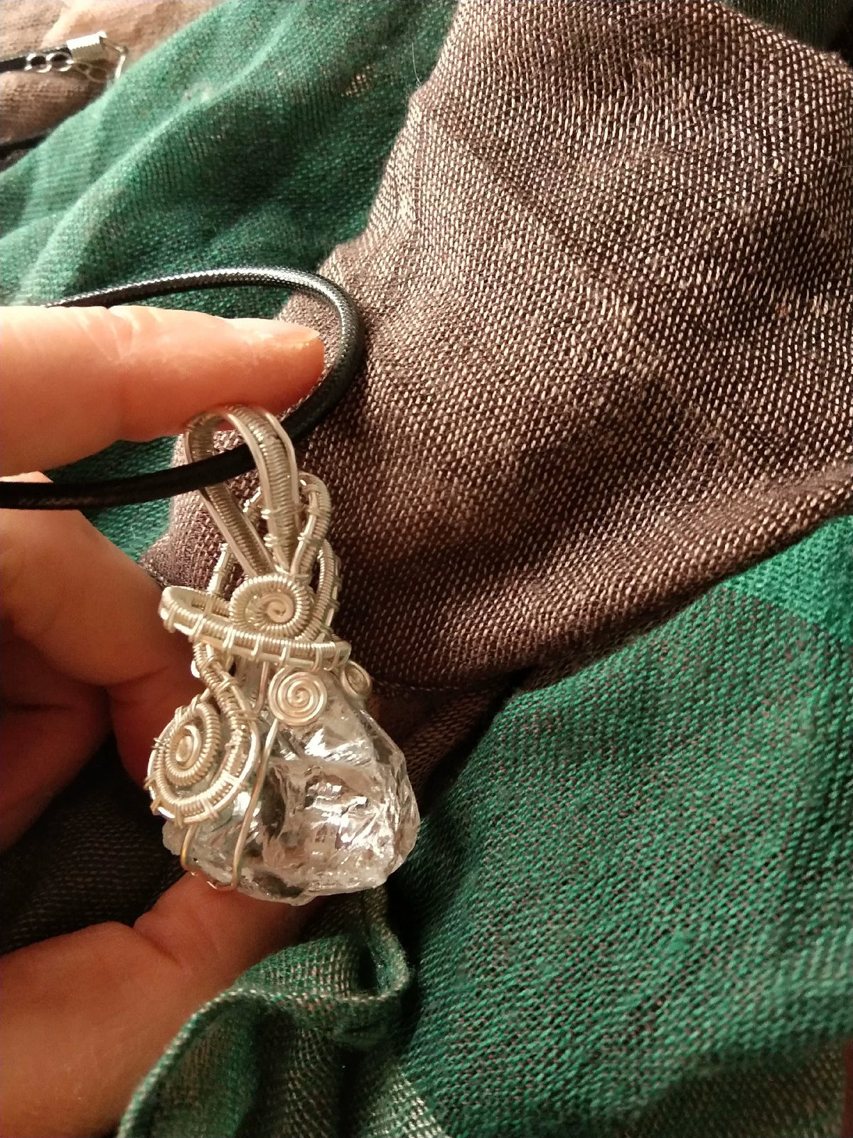 Pendente de Quartzo Transparente Enrolado em Fio