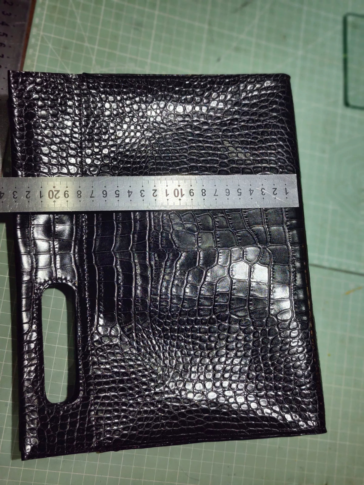 Borsa in pelle blu scuro goffrata effetto coccodrillo