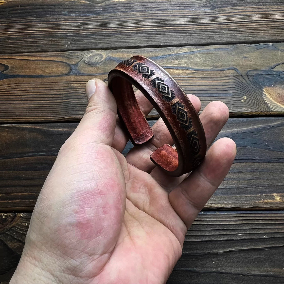 Pulsera de cuero de puño ancho con diseño geométrico Navajo