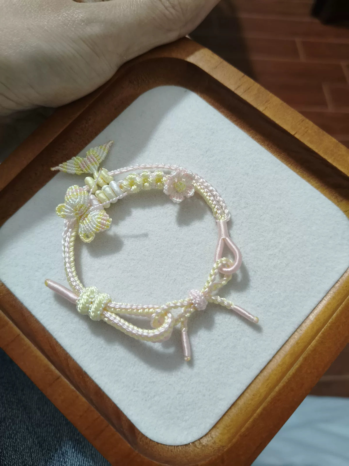 Handgjord armband i rosa gul gradient fjäril blomma