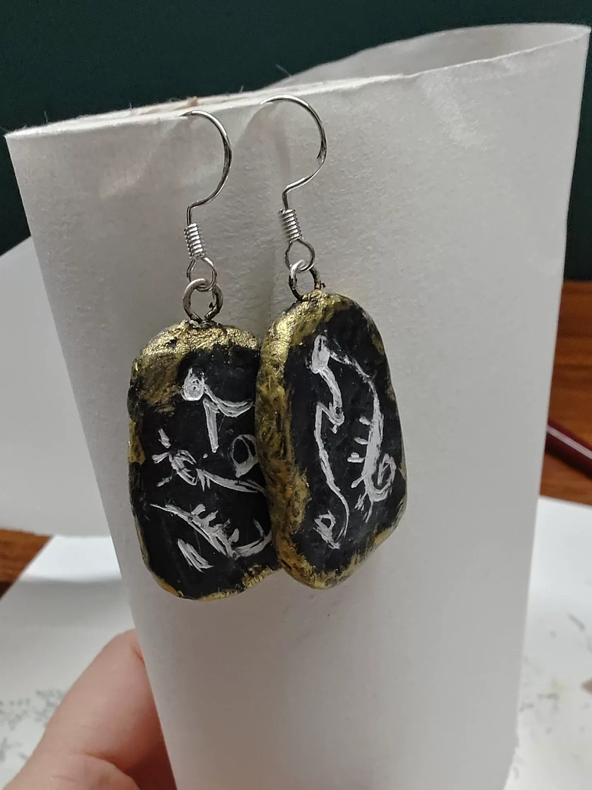 Orecchini in argilla nera con ganci in argento 925