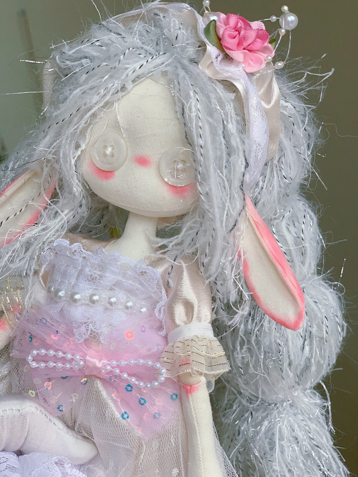Handgefertigte Stoffpuppe mit grauem Garnhaar