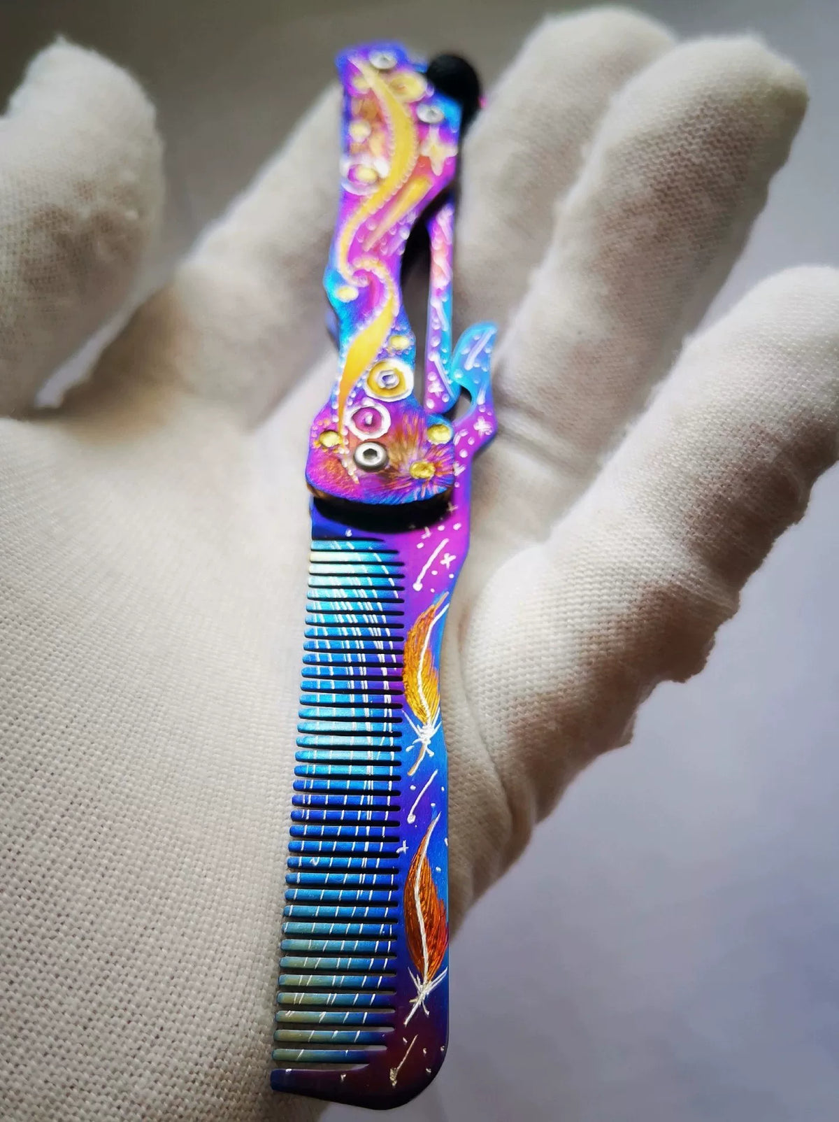 Vikbar kam i rent titan, iriserande anodiserad unisex