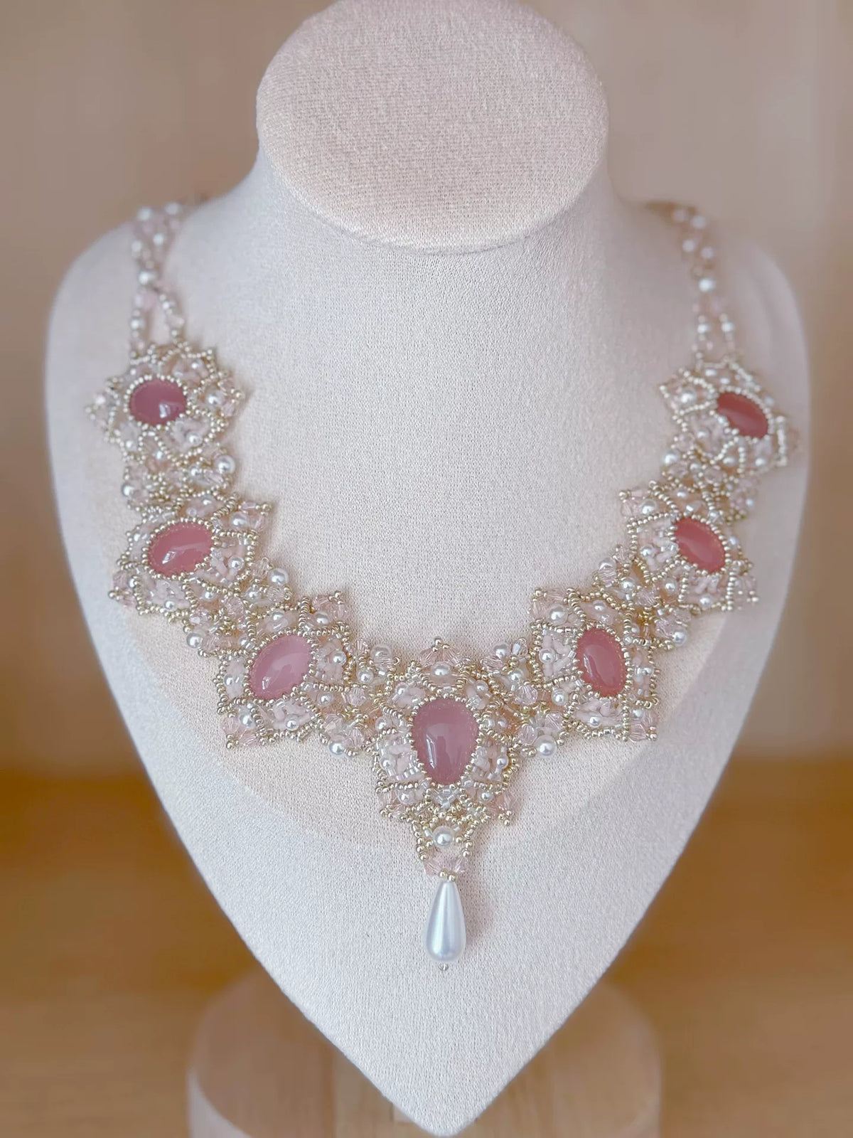 Halskette im Bib-Stil aus rosa Chalcedon