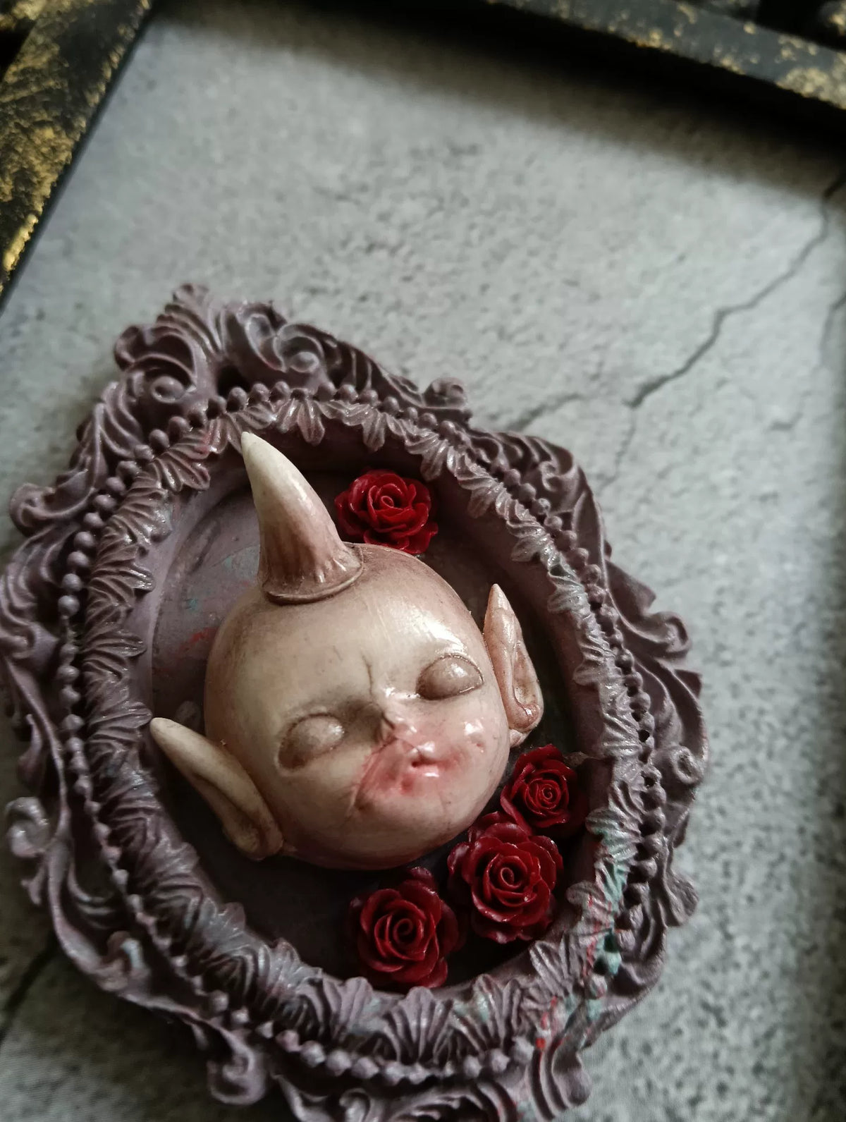 Spilla con Testa di Imp Gotico e Rose Rosse