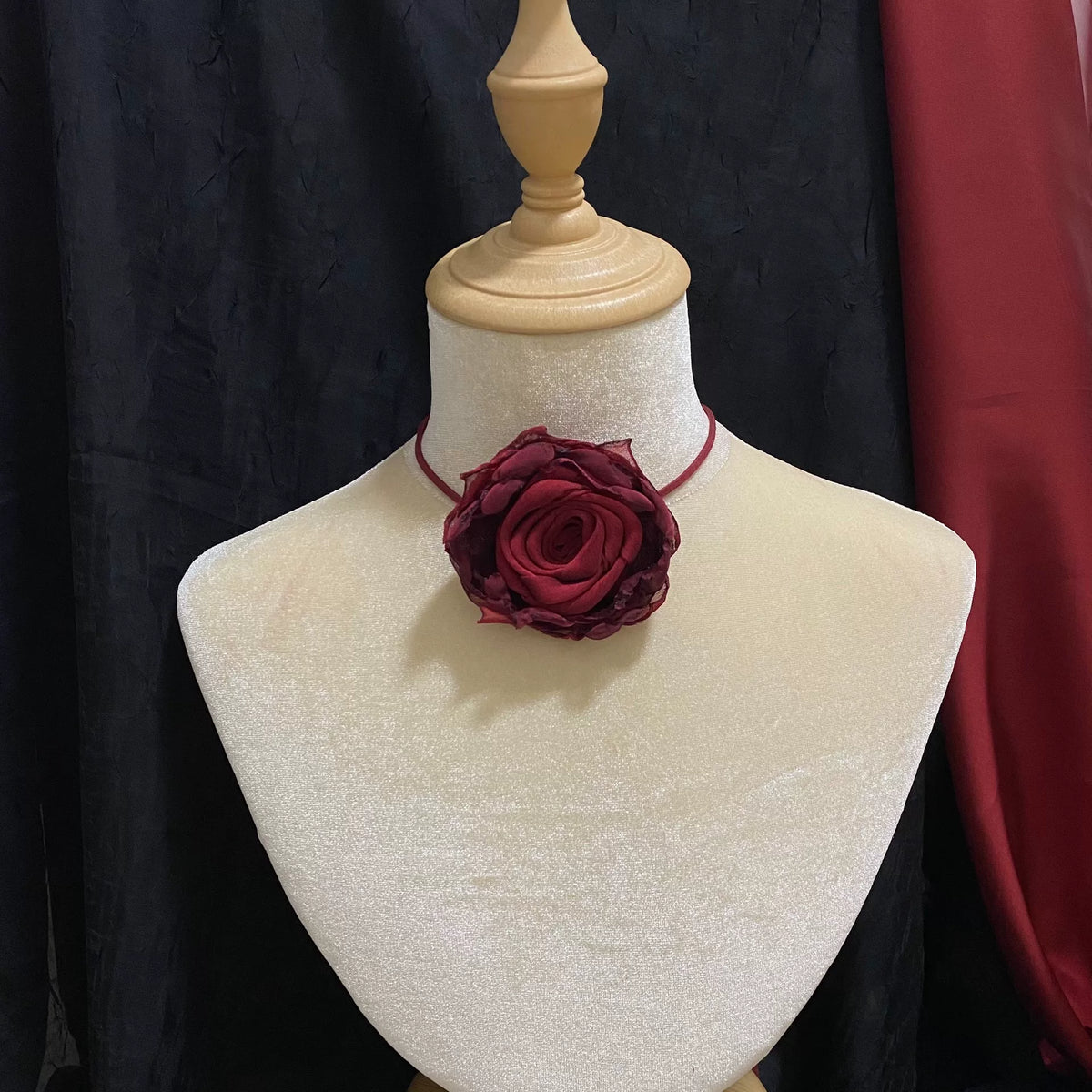 Collana Choker con Rosa in Tessuto Artigianale Cremisi