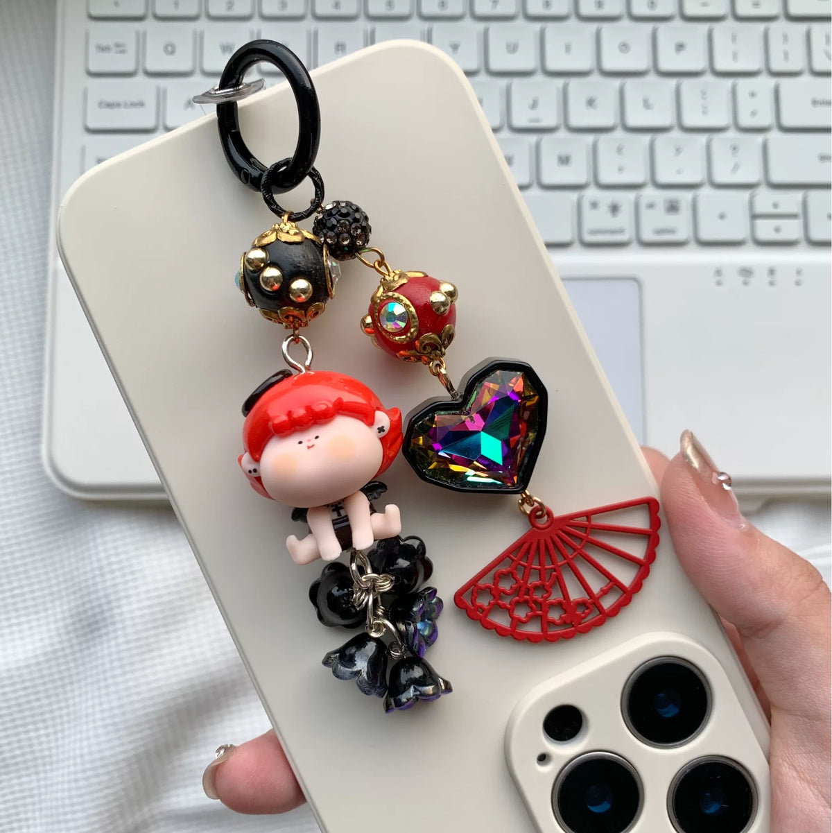 Charm per telefono con bambola strega dai capelli rossi