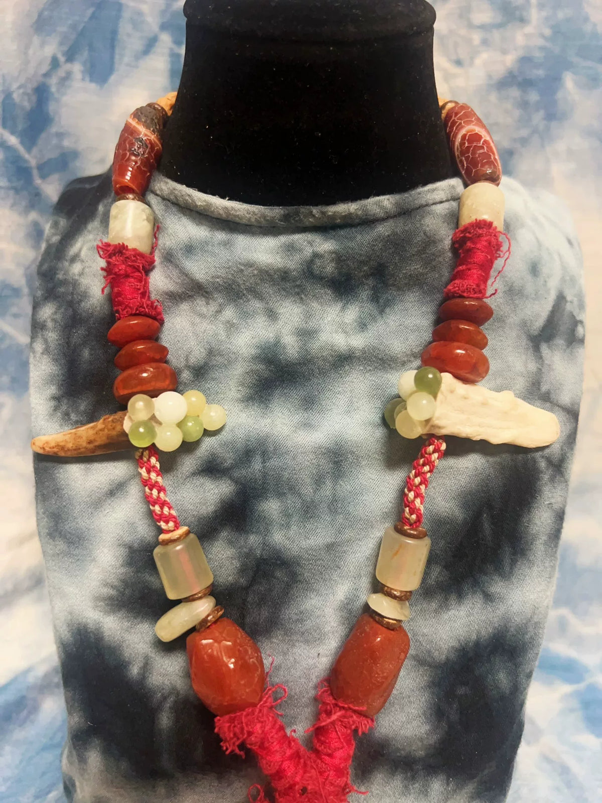 Handgeweven ketting met edelhertgewei, jade en agaat
